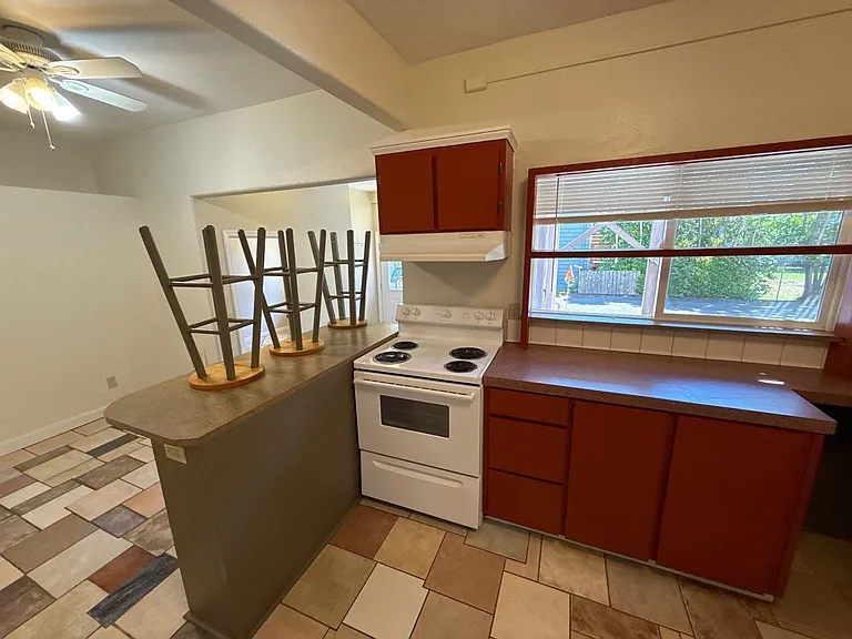 291 Clay St W #3 — Photo 8
