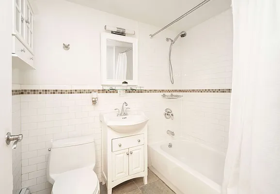 Sold by Astoria Realty | media 6