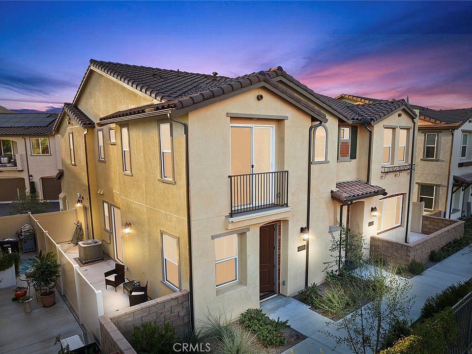 1st image of 45534 Calle Luna