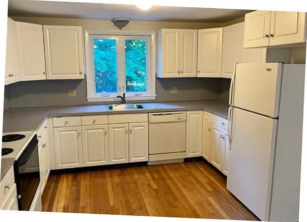 Nice kitchen with plenty of counter space.