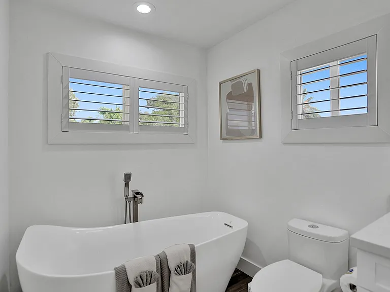 2300 NE 13th St — Photo 29