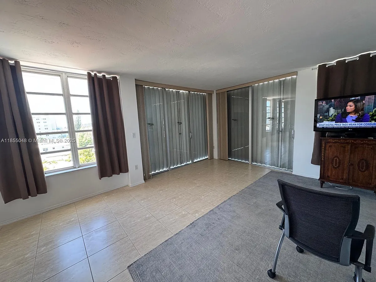 Building Photo - 7800 Carlyle Ave #6C
