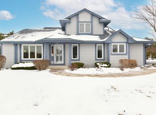 909 Bay View Cir, Mukwonago, WI 53149