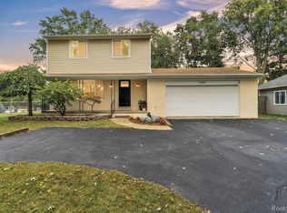 1329 Farmridge Ave, Waterford, MI 48328