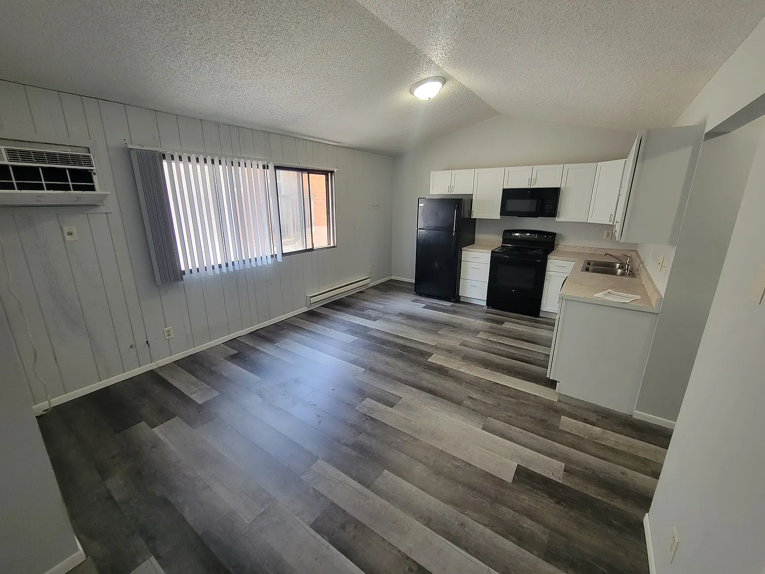 2 bed, 750 sqft, $1,300 — Photo 2