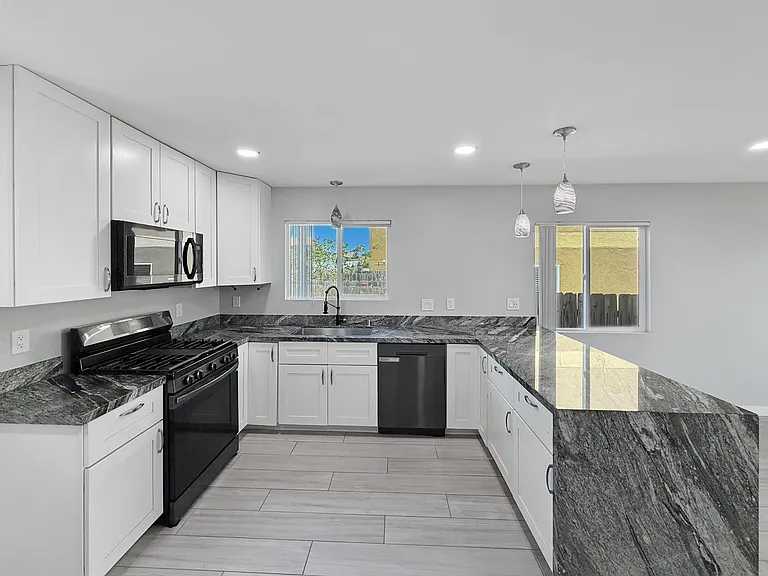2452 E Ingersoll St — Photo 3