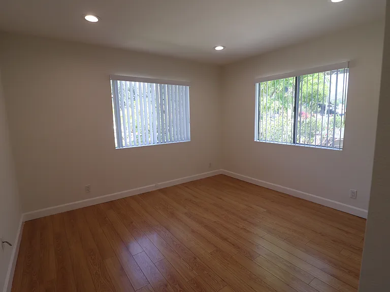 1916 E Chevy Chase Dr #B — Photo 10
