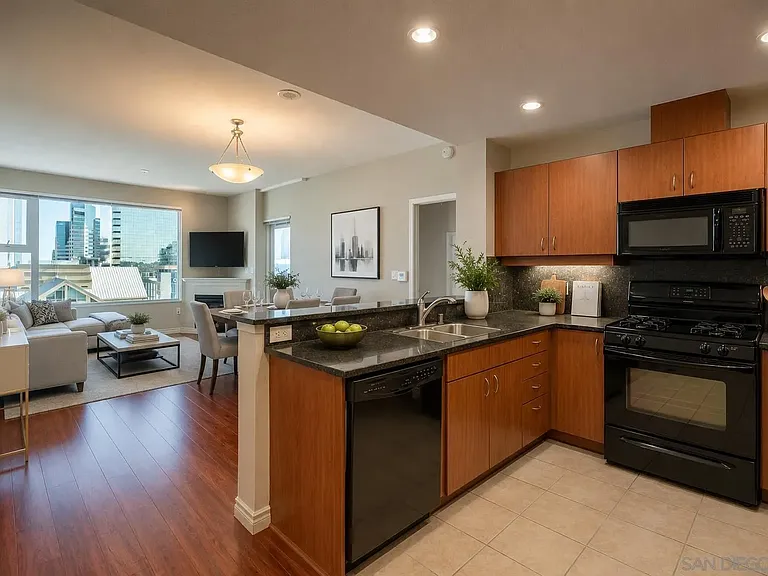 300 W Beech St #1601 — Photo 2