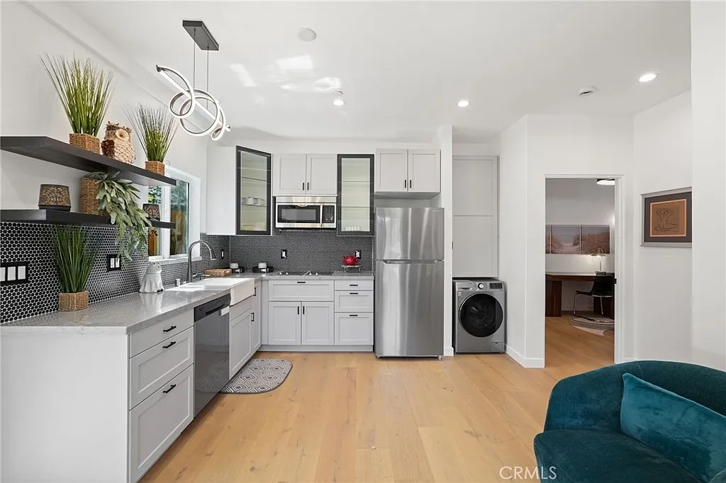 2 bed, 600 sqft, $3,750 — Photo 3