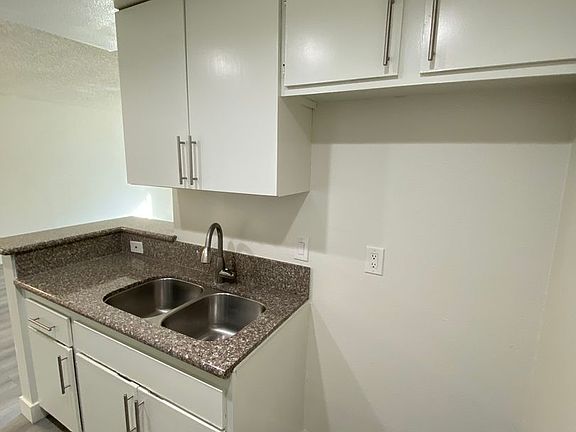 4th image of 1224 S Kenmore Ave APT 10