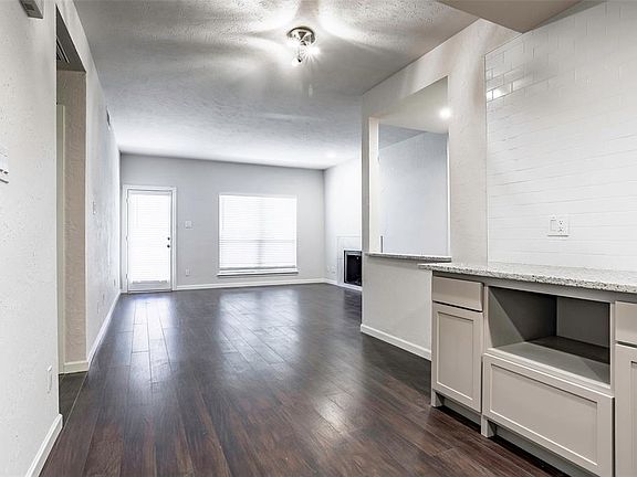 3rd image of 3120 Devonshire Dr APT 120