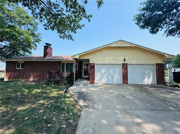 305 E Monroe St, Garnett, KS 66032