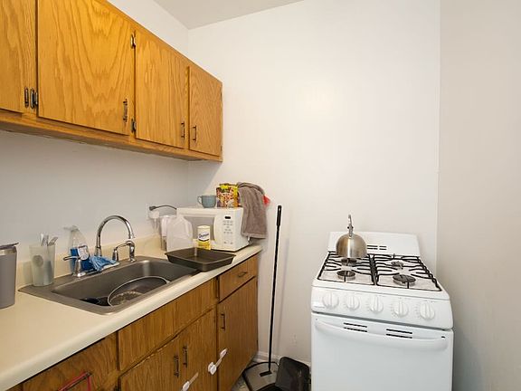 3rd image of 4060 N Kenmore Ave #D403