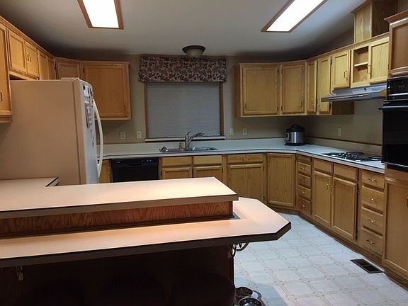 Kitchen and breakfast bar