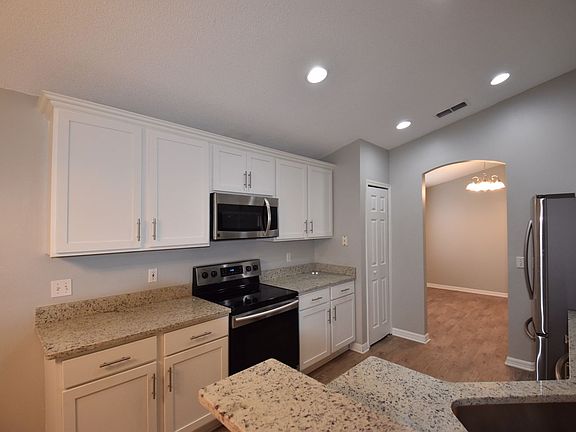 5th image of 303 Pine Springs Dr