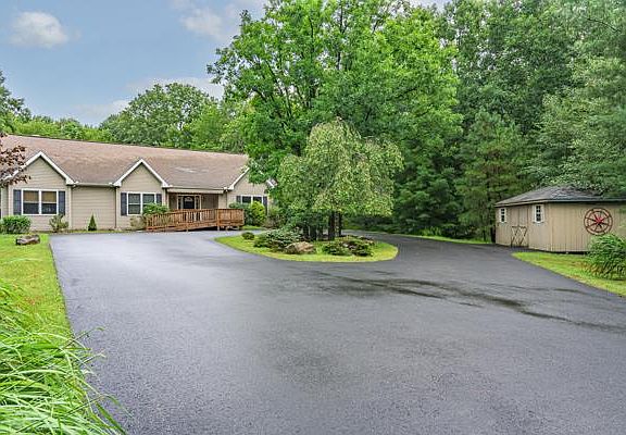 5th image of 33 Bear Ln