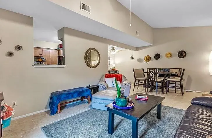 2100 Windsor Dr #22 — Photo 6