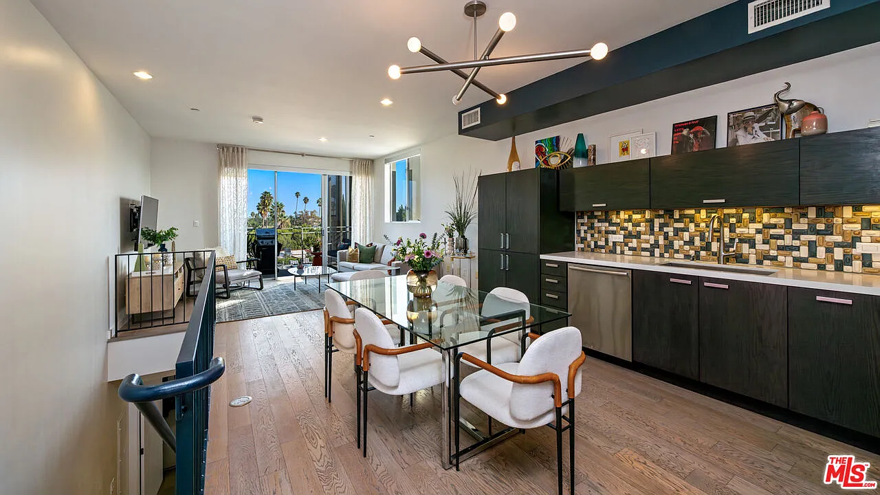 2 bed, 2.5 bath, 1190 sqft, $5,495 — Photo 2