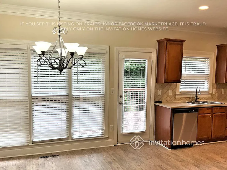 660 Brittany Manor Ln — Photo 8