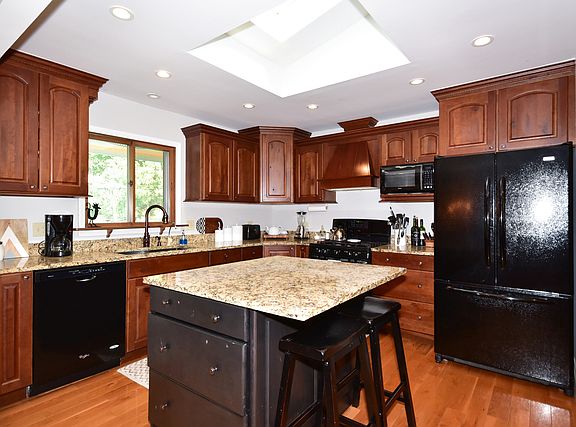 4th image of 209 S Cedar Ave
