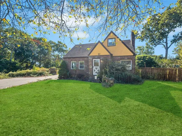 24 Yerk Avenue, Ronkonkoma, NY 11779