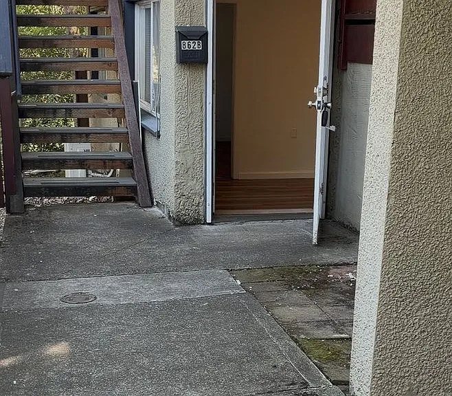 850 NE 67th Ave — Photo 2