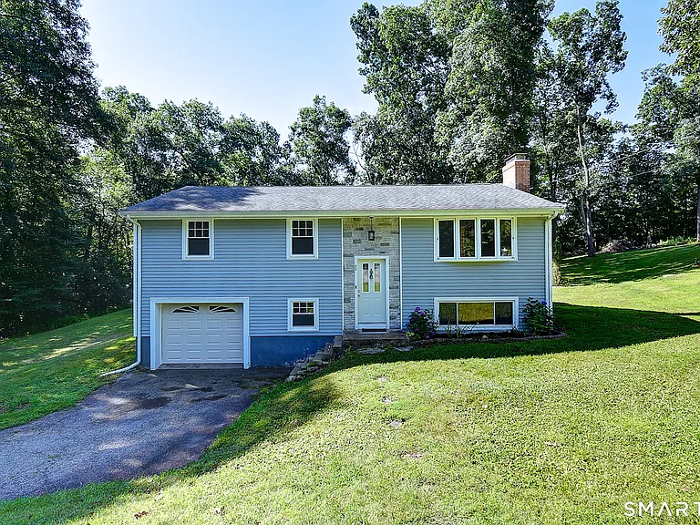 58 Elizabeth Dr — Photo 2