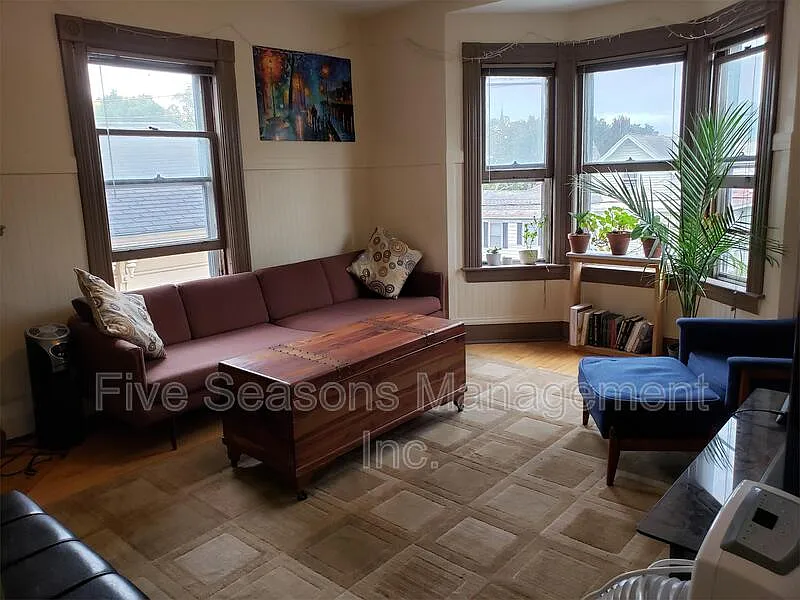 3 bed, 1.0 bath, 900 sqft, $3,000 — Photo 2