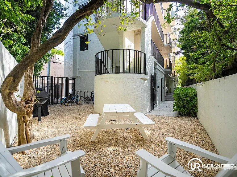 6960 Rue Vendome #402 — Photo 9