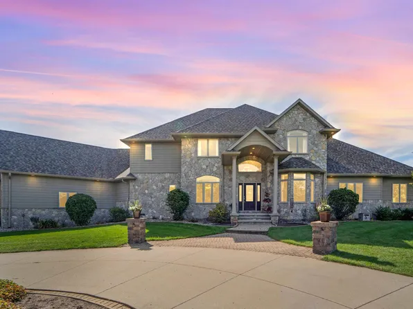 W8669 Hillview Rd, Hortonville, WI 54944