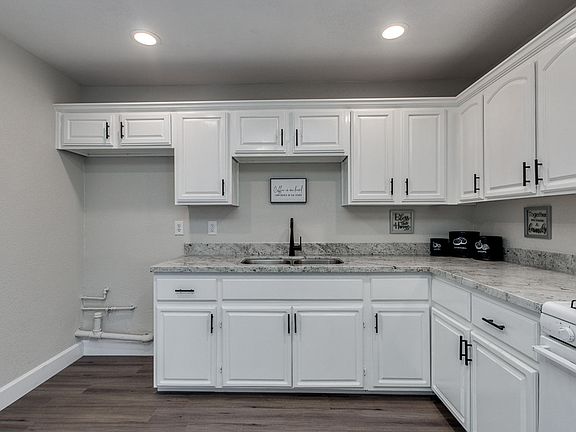 4th image of 3944 W Wilshire Dr