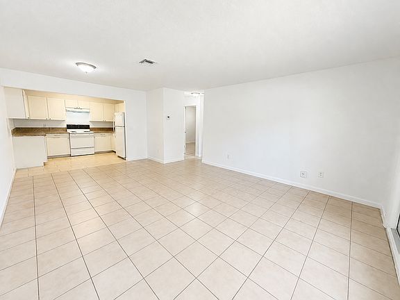 4th image of 3881 Riverside Dr #B