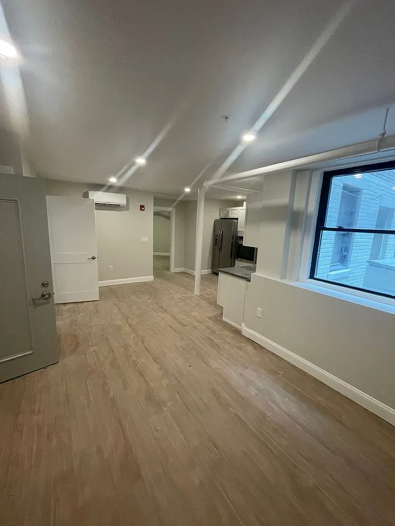 No Fee! Cleveland Circle 1 Bedroom With Renovated Kitchen Available 9/1 — Photo 2
