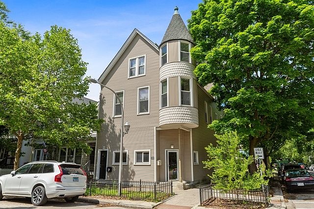1st image of 3058 N Hoyne Ave #1
