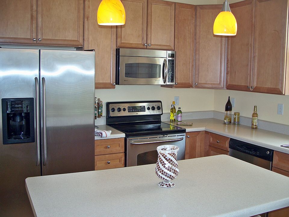 Kitchen w/newer cabinets and s/s appliances