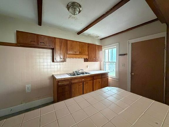 5th image of 468 E Cecil St