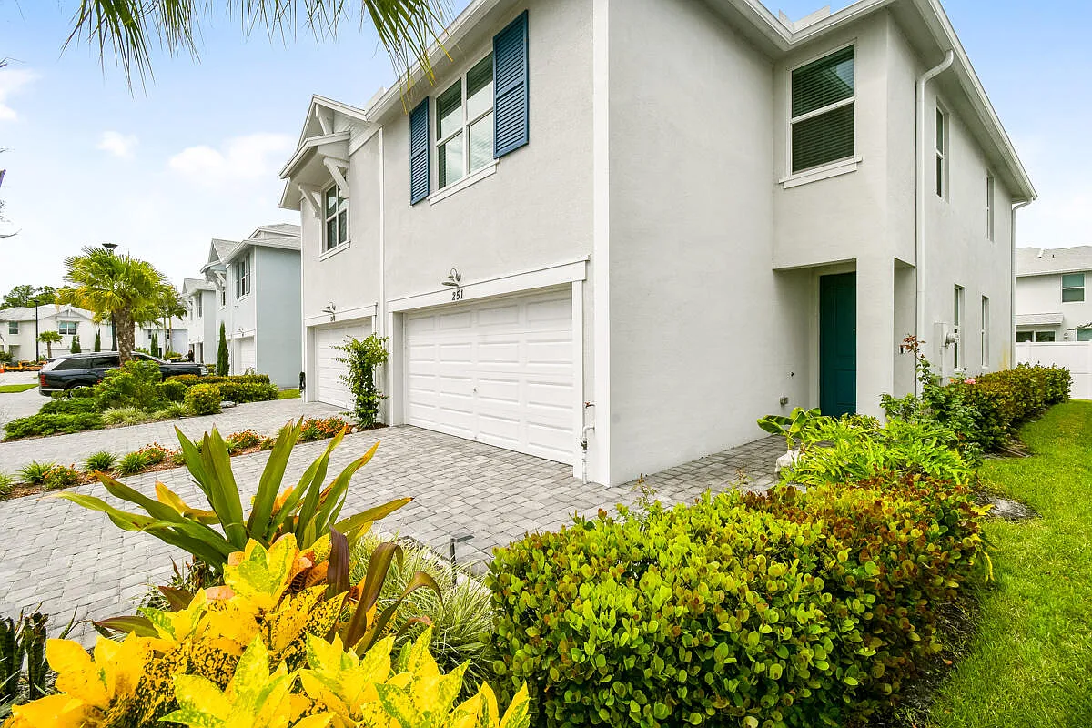 3 bed, 2.5 bath, 1804 sqft, $2,900 — Photo 1