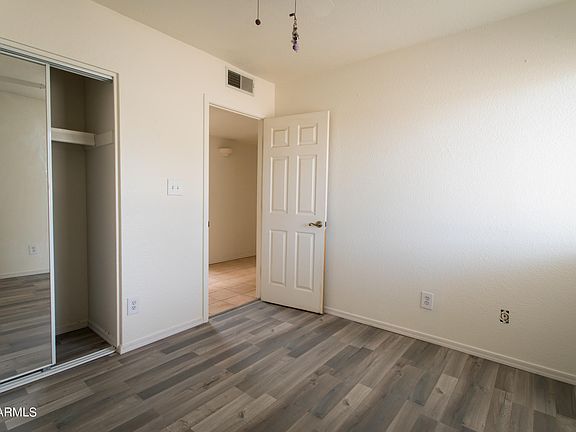 3rd image of 1005 W MURIEL Drive