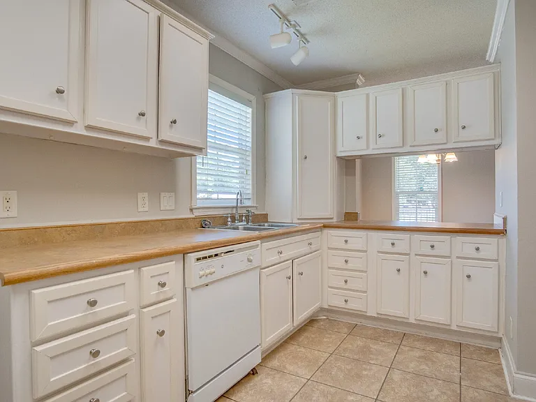 727 Bremen Ave — Photo 13
