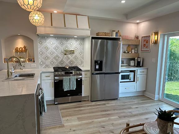2nd image of 1909 Baldauf St