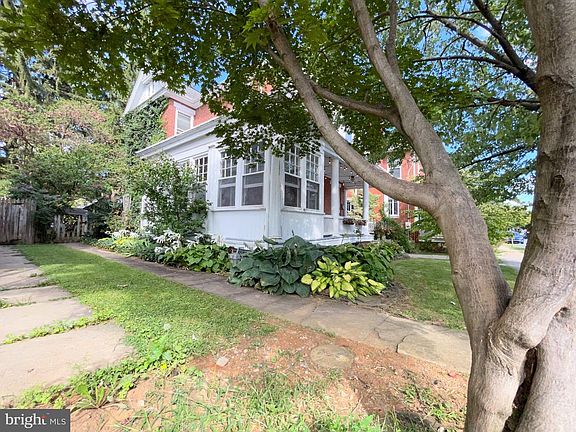 3rd image of 557 Nelson St