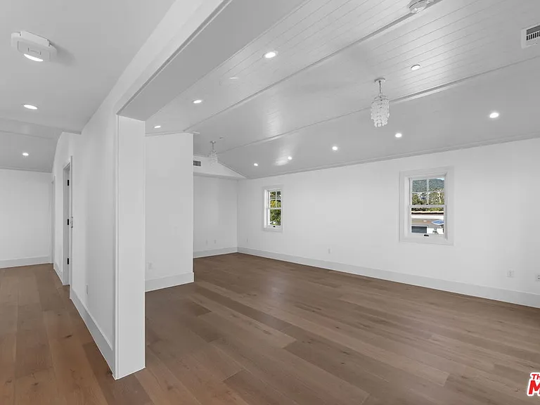 566 Ida St — Photo 30