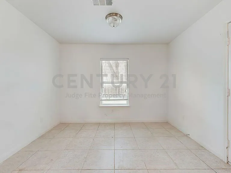 1904 Fairbanks Dr — Photo 7
