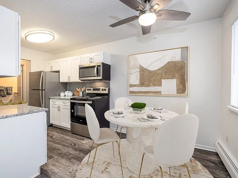 Parkway Manor Apartment Homes — Photo 8