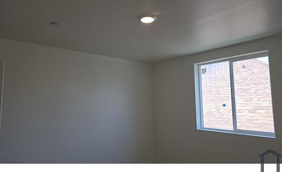 5th image of 835 1/2 E 33rd St