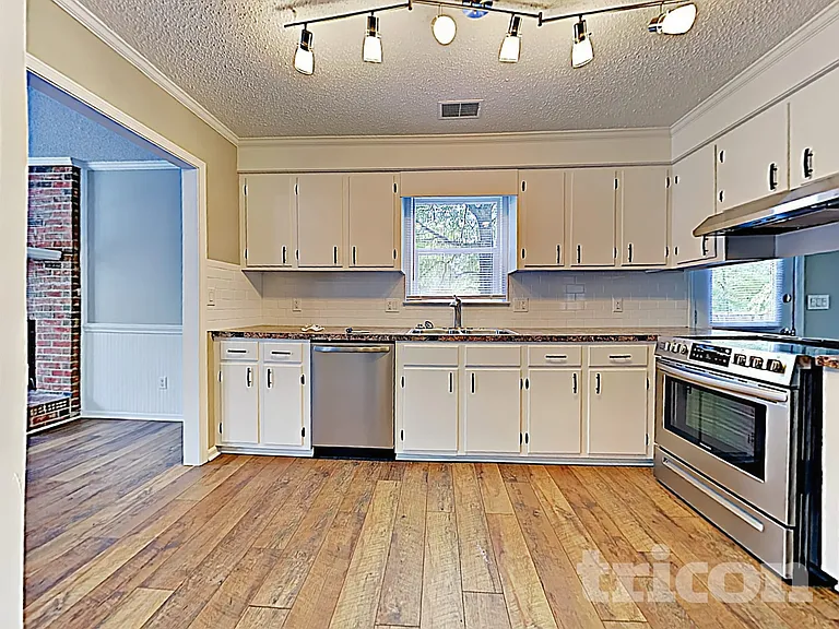 504 Lord Howe Rd — Photo 9