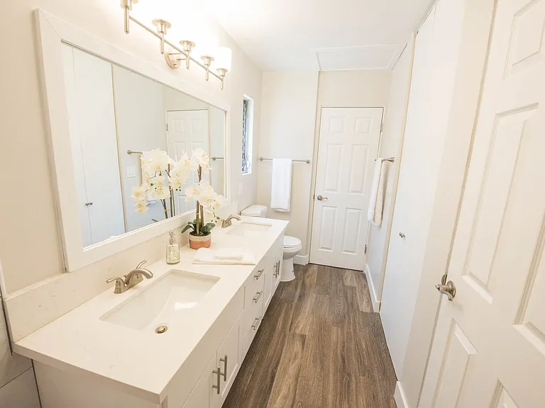 South Hills Apartments — Photo 12