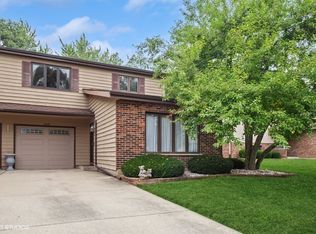 306 Brookdale Dr APT B, Bloomingdale, IL