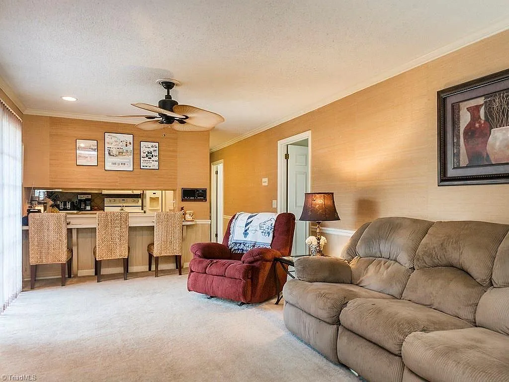 3 bed, 1418 sqft, $1,999 — Photo 4