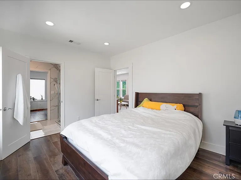 1553 Talmadge St — Photo 6